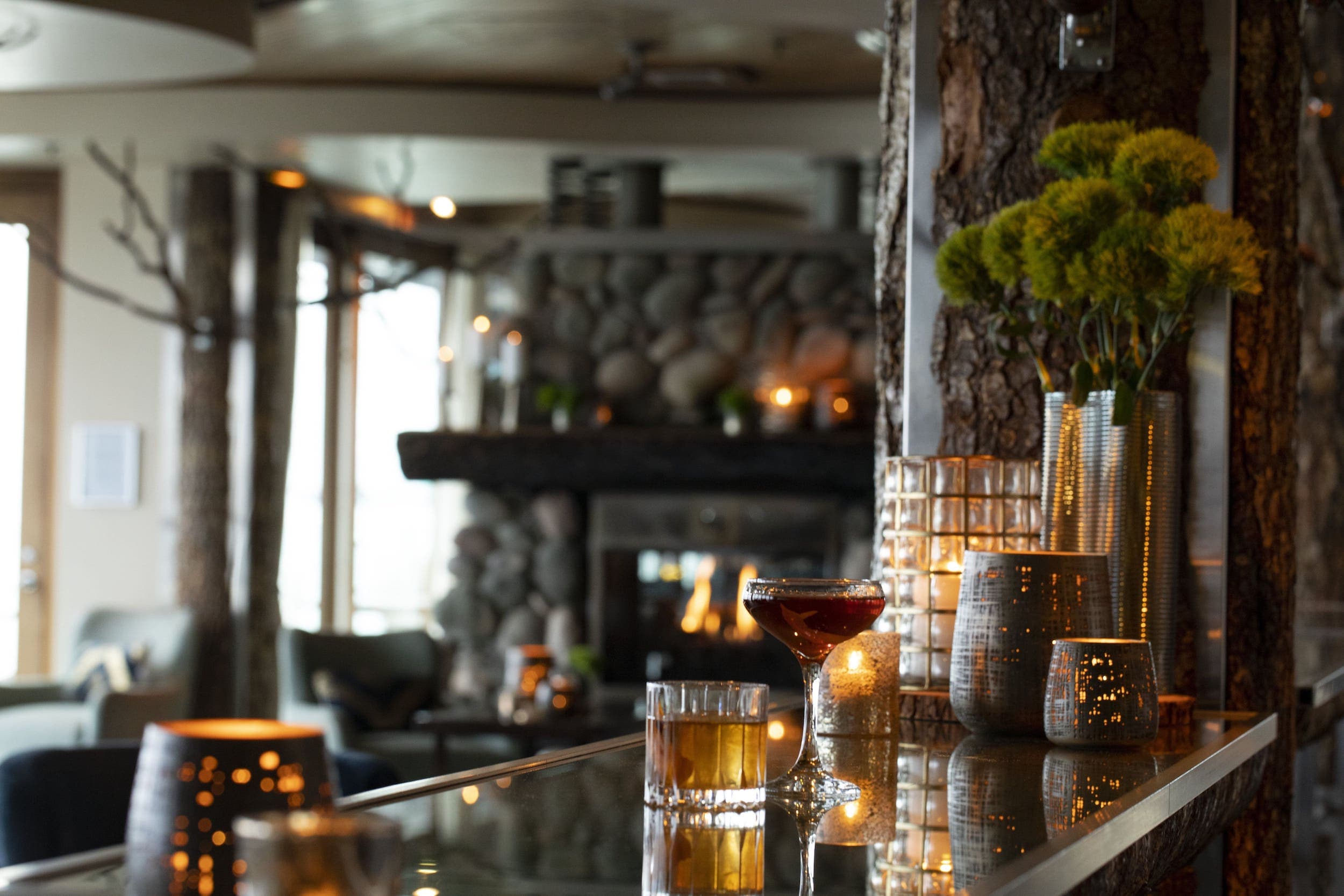 The lobby bar top with two cocktails and candle lit for a relax atmosphere at Edgewater