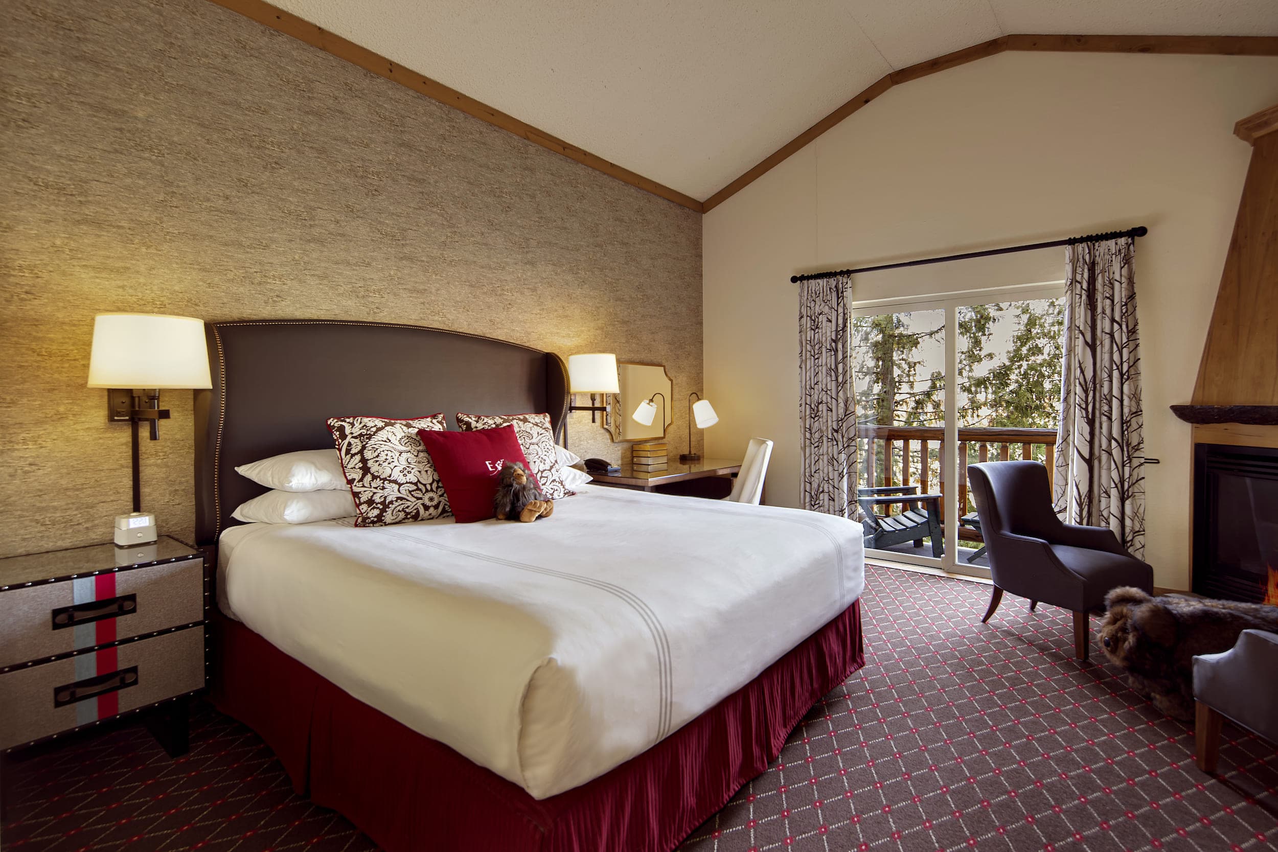 A king room with a fireplace and balcony at Edgewater