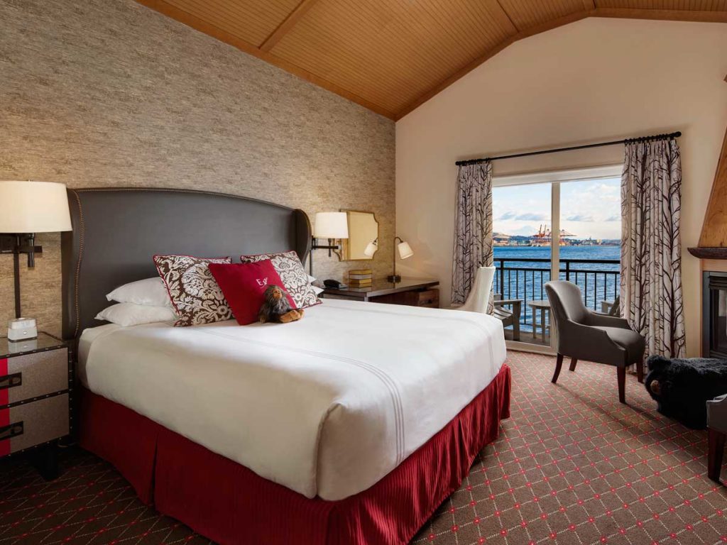 Guest room bed, with waterview.