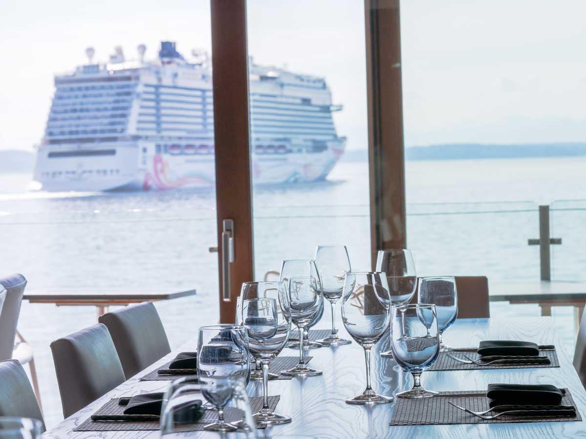 Table Cruise Ship Horz