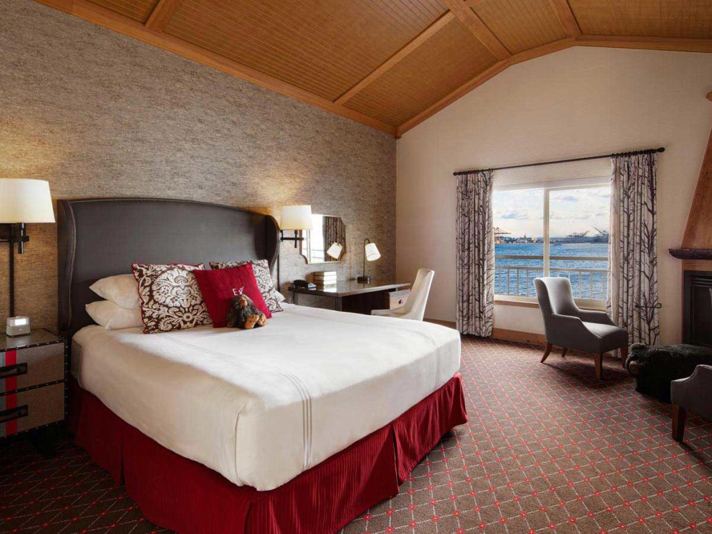Seattle Guestroom Over The Water.